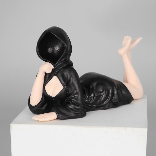 Mysterious Black Robe Queen lying