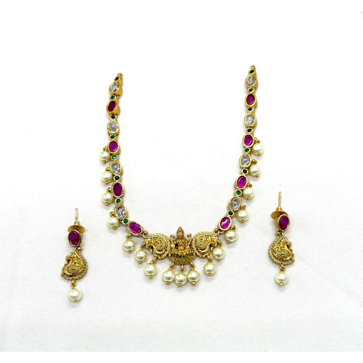 Gold finishing i Short Necklace