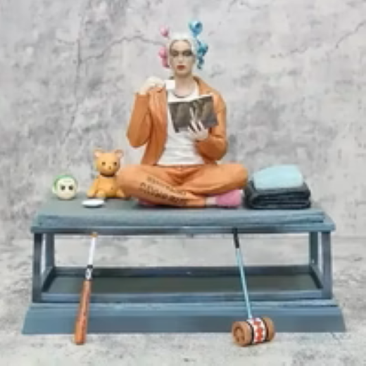 Harly Queen Ultimate Figure