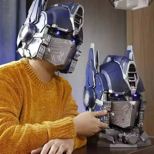 1:1 scale wearable Optimus Prime helmet - Image 3