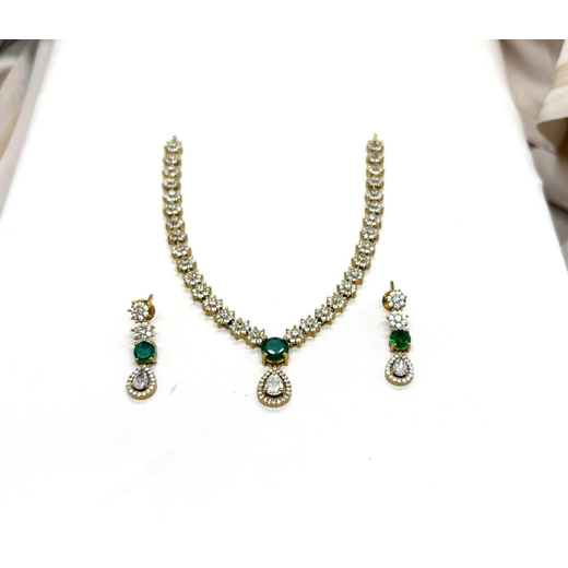 Victorian With Small Green Stone Short Necklace