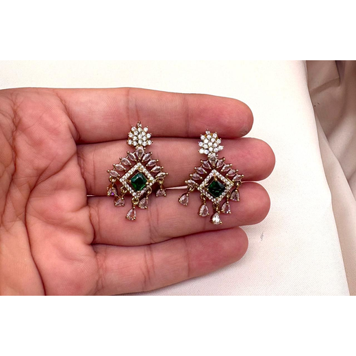 Victorian Finishing With Green Stones Short Necklace - Image 2