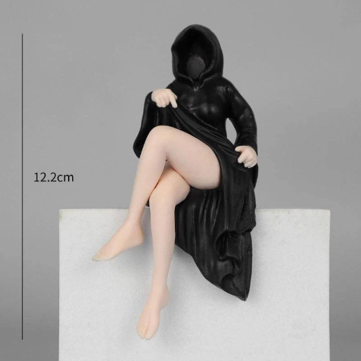 Mysterious Black Robe Queen croseed legs - Image 2